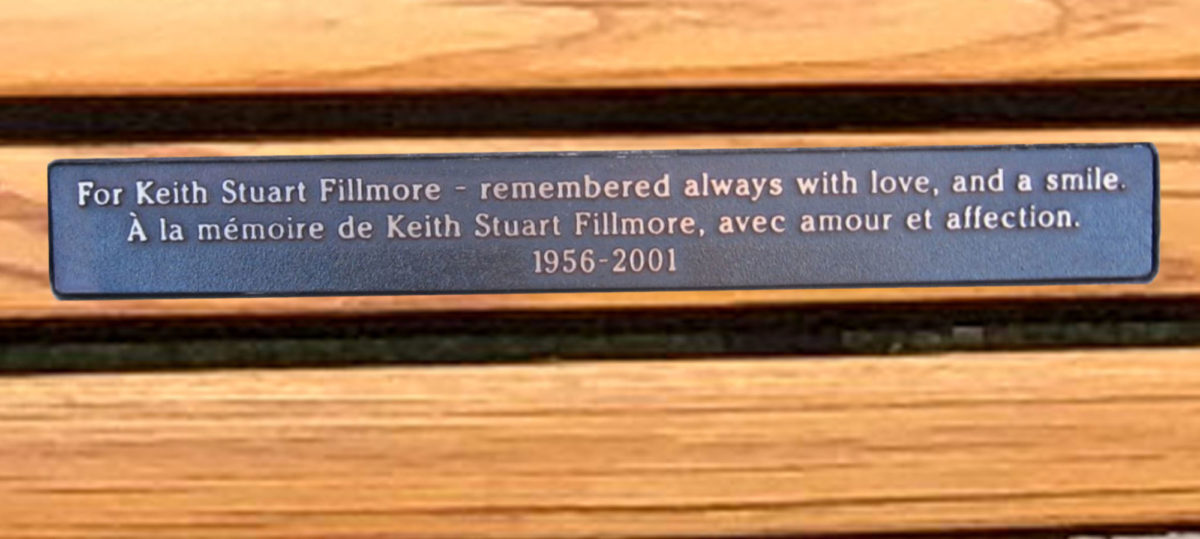 Plaque commémorative (traduction de l’anglais) : À la mémoire de Keith Stuart Fillmore, dont nous nous souviendrons toujours avec amour – et un sourire.